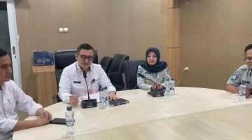 Petugas Samsat melayani wajib pajak kendaraan bermotor di Banten setelah diberlakukannya kebijakan baru pembayaran pajak tanpa KTP pemilik lama