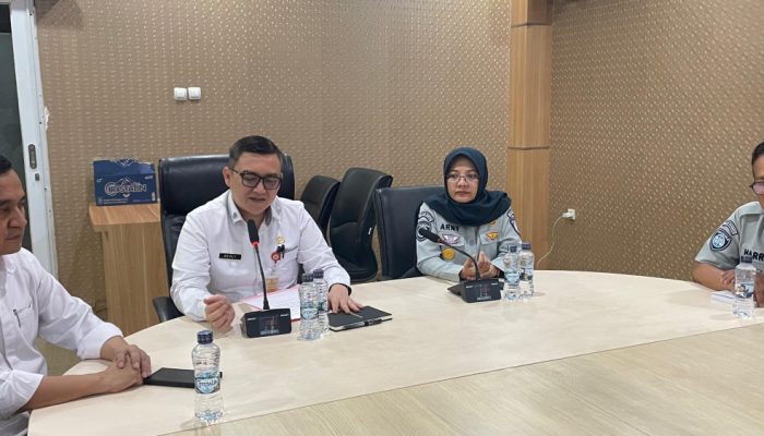Petugas Samsat melayani wajib pajak kendaraan bermotor di Banten setelah diberlakukannya kebijakan baru pembayaran pajak tanpa KTP pemilik lama