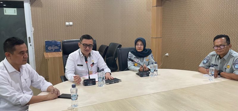 Petugas Samsat melayani wajib pajak kendaraan bermotor di Banten setelah diberlakukannya kebijakan baru pembayaran pajak tanpa KTP pemilik lama