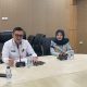 Petugas Samsat melayani wajib pajak kendaraan bermotor di Banten setelah diberlakukannya kebijakan baru pembayaran pajak tanpa KTP pemilik lama