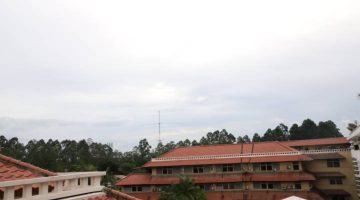 Suasana aktivitas warga di ruang terbuka Kota Tangerang saat cuaca cerah berawan menjelang libur panjang pertengahan Mei 2026.