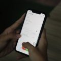 Warga menunjukkan aplikasi Tangerang LIVE yang kini menyediakan layanan cek SPPT dan pembayaran PBB online secara praktis melalui ponsel.