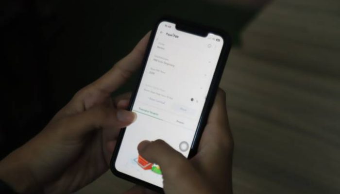 Warga menunjukkan aplikasi Tangerang LIVE yang kini menyediakan layanan cek SPPT dan pembayaran PBB online secara praktis melalui ponsel.