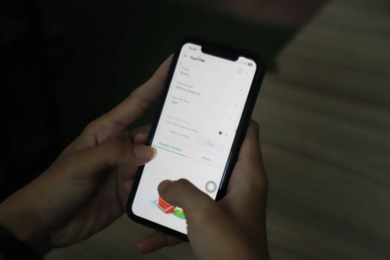 Warga menunjukkan aplikasi Tangerang LIVE yang kini menyediakan layanan cek SPPT dan pembayaran PBB online secara praktis melalui ponsel.