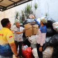 Pegawai Kecamatan Karang Tengah Kota Tangerang mengumpulkan sampah plastik, kertas, dan minyak jelantah dalam program bank sampah yang berhasil menekan volume sampah sekaligus menghasilkan nilai ekonomi.