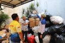 Pegawai Kecamatan Karang Tengah Kota Tangerang mengumpulkan sampah plastik, kertas, dan minyak jelantah dalam program bank sampah yang berhasil menekan volume sampah sekaligus menghasilkan nilai ekonomi.
