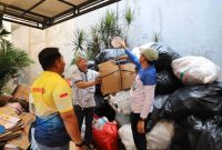 Pegawai Kecamatan Karang Tengah Kota Tangerang mengumpulkan sampah plastik, kertas, dan minyak jelantah dalam program bank sampah yang berhasil menekan volume sampah sekaligus menghasilkan nilai ekonomi.
