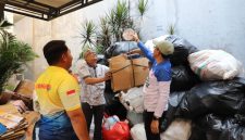 Pegawai Kecamatan Karang Tengah Kota Tangerang mengumpulkan sampah plastik, kertas, dan minyak jelantah dalam program bank sampah yang berhasil menekan volume sampah sekaligus menghasilkan nilai ekonomi.