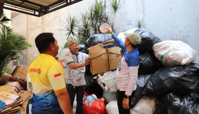 Pegawai Kecamatan Karang Tengah Kota Tangerang mengumpulkan sampah plastik, kertas, dan minyak jelantah dalam program bank sampah yang berhasil menekan volume sampah sekaligus menghasilkan nilai ekonomi.