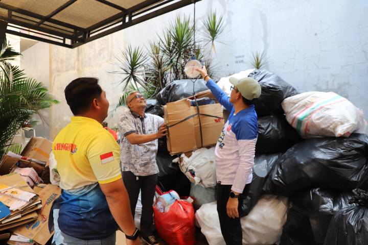 Pegawai Kecamatan Karang Tengah Kota Tangerang mengumpulkan sampah plastik, kertas, dan minyak jelantah dalam program bank sampah yang berhasil menekan volume sampah sekaligus menghasilkan nilai ekonomi.