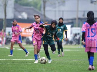 Tim sepak bola putri Kota Tangerang menjalani latihan intensif di Stadion Mini Cipondoh sebagai persiapan menghadapi PORPROV VII Banten 2026 dengan target meraih medali emas