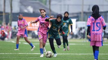 Tim sepak bola putri Kota Tangerang menjalani latihan intensif di Stadion Mini Cipondoh sebagai persiapan menghadapi PORPROV VII Banten 2026 dengan target meraih medali emas