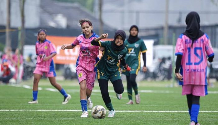 Tim sepak bola putri Kota Tangerang menjalani latihan intensif di Stadion Mini Cipondoh sebagai persiapan menghadapi PORPROV VII Banten 2026 dengan target meraih medali emas