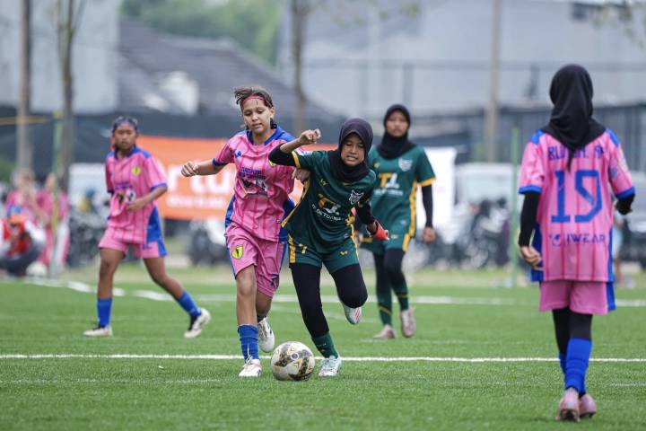 Tim sepak bola putri Kota Tangerang menjalani latihan intensif di Stadion Mini Cipondoh sebagai persiapan menghadapi PORPROV VII Banten 2026 dengan target meraih medali emas