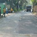 Petugas Dinas PUPR Kota Tangerang melakukan perbaikan dan pengaspalan ulang Jalan Raya Sangego-Bayur di Kecamatan Periuk untuk meningkatkan kenyamanan dan keselamatan pengguna jalan.