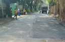 Petugas Dinas PUPR Kota Tangerang melakukan perbaikan dan pengaspalan ulang Jalan Raya Sangego-Bayur di Kecamatan Periuk untuk meningkatkan kenyamanan dan keselamatan pengguna jalan.