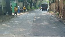 Petugas Dinas PUPR Kota Tangerang melakukan perbaikan dan pengaspalan ulang Jalan Raya Sangego-Bayur di Kecamatan Periuk untuk meningkatkan kenyamanan dan keselamatan pengguna jalan.