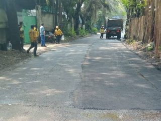 Petugas Dinas PUPR Kota Tangerang melakukan perbaikan dan pengaspalan ulang Jalan Raya Sangego-Bayur di Kecamatan Periuk untuk meningkatkan kenyamanan dan keselamatan pengguna jalan.