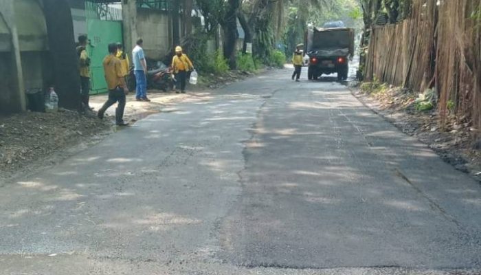 Petugas Dinas PUPR Kota Tangerang melakukan perbaikan dan pengaspalan ulang Jalan Raya Sangego-Bayur di Kecamatan Periuk untuk meningkatkan kenyamanan dan keselamatan pengguna jalan.