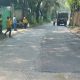 Petugas Dinas PUPR Kota Tangerang melakukan perbaikan dan pengaspalan ulang Jalan Raya Sangego-Bayur di Kecamatan Periuk untuk meningkatkan kenyamanan dan keselamatan pengguna jalan.