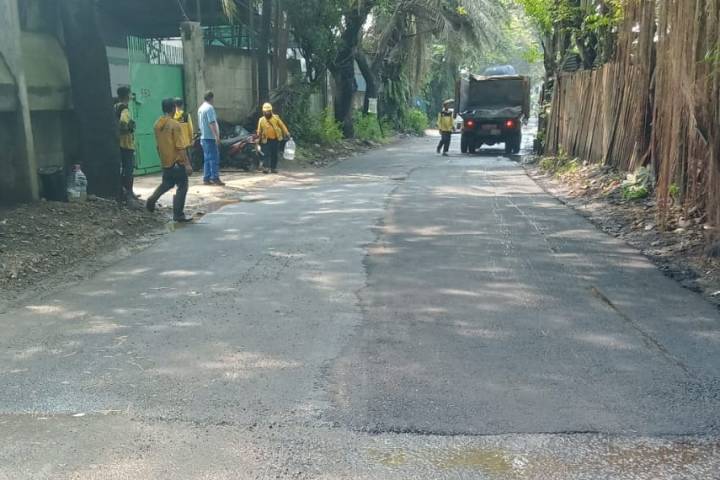 Petugas Dinas PUPR Kota Tangerang melakukan perbaikan dan pengaspalan ulang Jalan Raya Sangego-Bayur di Kecamatan Periuk untuk meningkatkan kenyamanan dan keselamatan pengguna jalan.