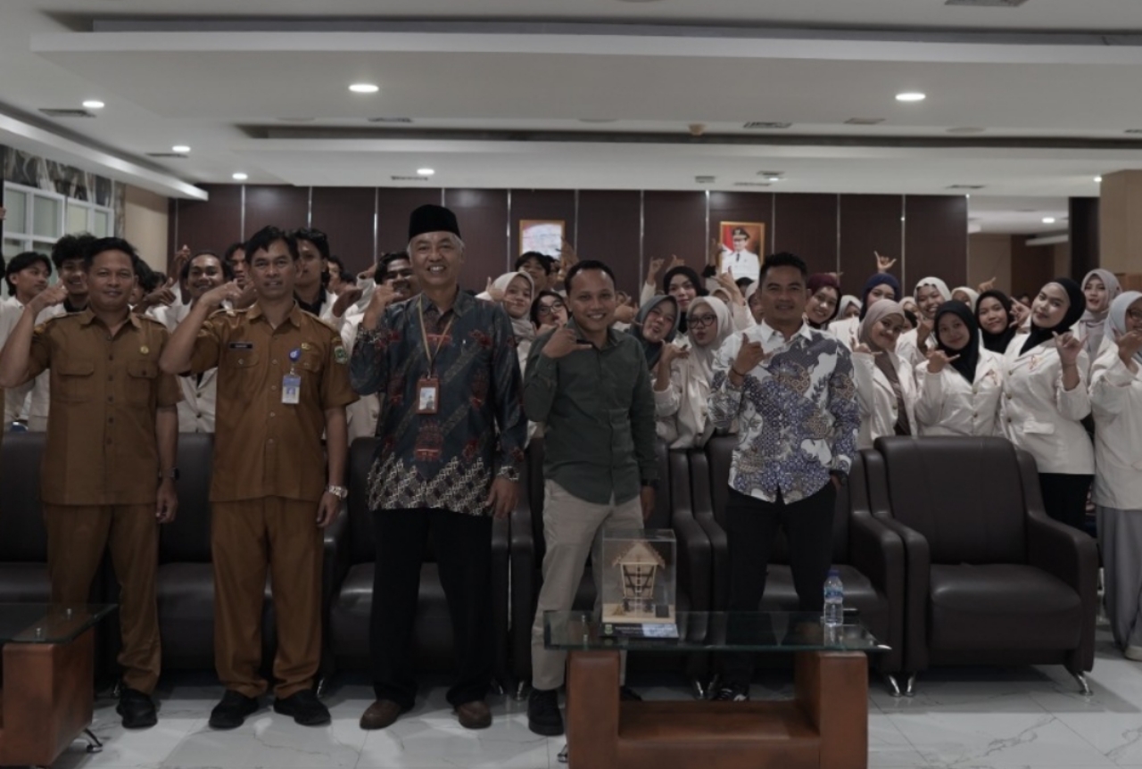 Sebanyak 130 mahasiswa Program Studi Komunikasi dan Penyiaran Islam UIN Sultan Maulana Hasanuddin Banten mengikuti kunjungan akademik ke DPRD Provinsi Banten untuk mempelajari sistem demokrasi dan fungsi lembaga legislatif secara langsung.