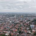 Aktivitas masyarakat di Kota Tangerang berlangsung di bawah cuaca cerah. BMKG memprediksi kondisi cuaca relatif bersahabat sepanjang pekan, meski potensi hujan dan petir mulai mengintai saat akhir pekan.