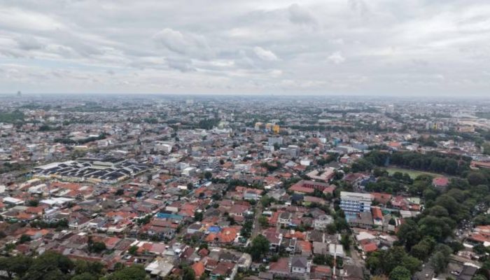 Aktivitas masyarakat di Kota Tangerang berlangsung di bawah cuaca cerah. BMKG memprediksi kondisi cuaca relatif bersahabat sepanjang pekan, meski potensi hujan dan petir mulai mengintai saat akhir pekan.