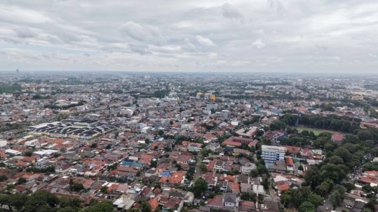 Aktivitas masyarakat di Kota Tangerang berlangsung di bawah cuaca cerah. BMKG memprediksi kondisi cuaca relatif bersahabat sepanjang pekan, meski potensi hujan dan petir mulai mengintai saat akhir pekan.