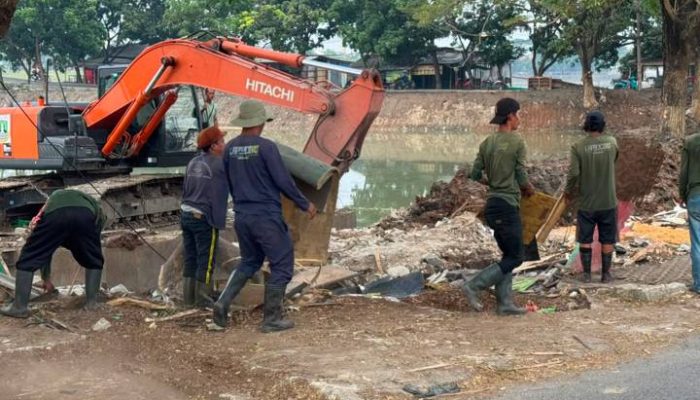 Alat berat dikerahkan untuk mengeruk endapan lumpur di kawasan Situ Bulakan, Kecamatan Periuk, Kota Tangerang, sebagai bagian dari proyek normalisasi pengendalian banjir.