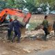 Alat berat dikerahkan untuk mengeruk endapan lumpur di kawasan Situ Bulakan, Kecamatan Periuk, Kota Tangerang, sebagai bagian dari proyek normalisasi pengendalian banjir.