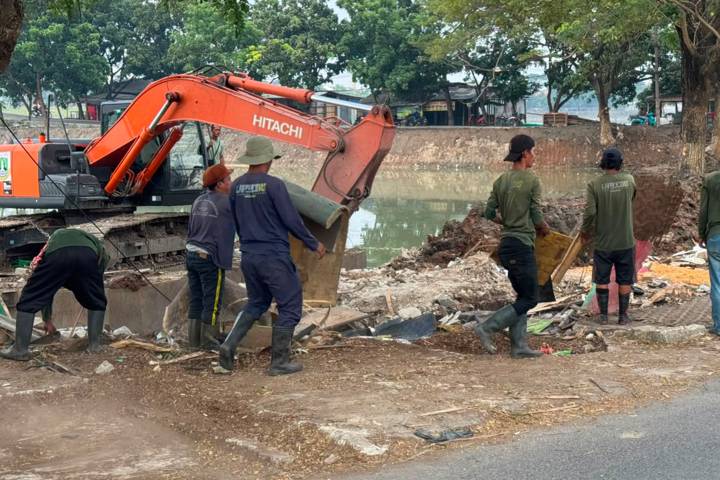 Alat berat dikerahkan untuk mengeruk endapan lumpur di kawasan Situ Bulakan, Kecamatan Periuk, Kota Tangerang, sebagai bagian dari proyek normalisasi pengendalian banjir.