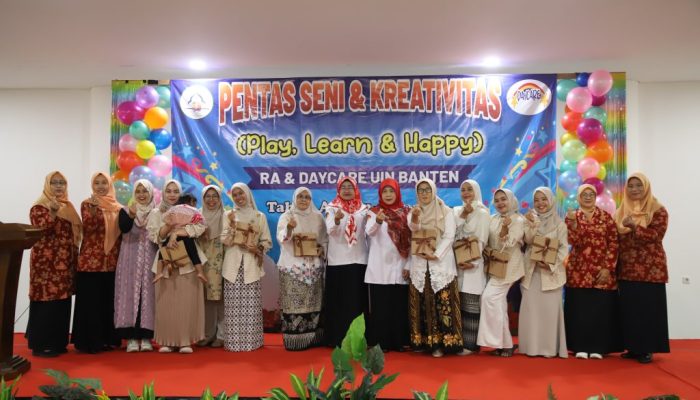 Anak-anak Daycare UIN Sultan Maulana Hasanuddin Banten menampilkan berbagai pertunjukan seni dalam peringatan hari jadi pertama daycare di Multifunction Hall