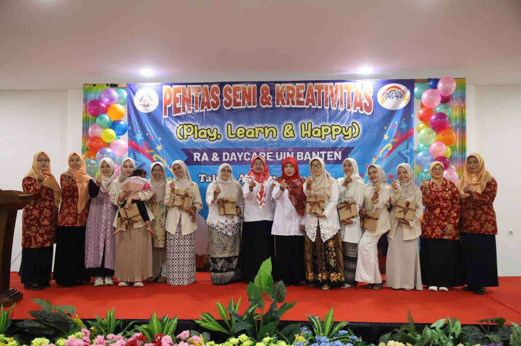 Anak-anak Daycare UIN Sultan Maulana Hasanuddin Banten menampilkan berbagai pertunjukan seni dalam peringatan hari jadi pertama daycare di Multifunction Hall