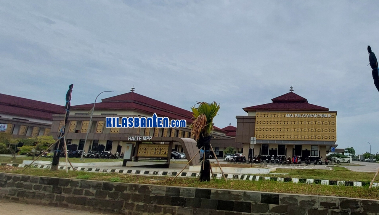 Anggota Komisi IV DPRD Kabupaten Serang saat menyampaikan pandangan mengenai pentingnya target terukur dan penyusunan blueprint pengelolaan sampah demi meningkatkan pelayanan kepada masyarakat.