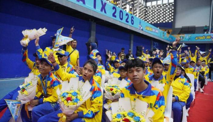 Atlet kontingen Kota Tangerang berpose usai memastikan diri menjadi juara umum PEPARPEDA IX Banten 2026 dengan torehan 30 medali, terdiri dari 17 emas, 10 perak, dan 3 perunggu