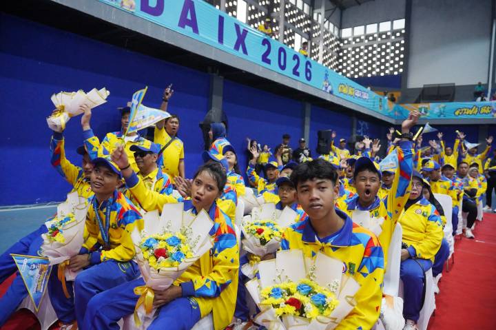 Atlet kontingen Kota Tangerang berpose usai memastikan diri menjadi juara umum PEPARPEDA IX Banten 2026 dengan torehan 30 medali, terdiri dari 17 emas, 10 perak, dan 3 perunggu
