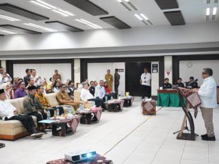 Wakil Wali Kota Tangerang Maryono bersama Kepala BPJPH Ahmad Haikal Hasan menyerahkan secara simbolis sertifikat halal kepada pelaku UMKM binaan PT Gajah Tunggal Tbk di Gedung Griya Ganesha, Jatiuwung, Kota Tangerang.