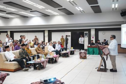 Wakil Wali Kota Tangerang Maryono bersama Kepala BPJPH Ahmad Haikal Hasan menyerahkan secara simbolis sertifikat halal kepada pelaku UMKM binaan PT Gajah Tunggal Tbk di Gedung Griya Ganesha, Jatiuwung, Kota Tangerang.