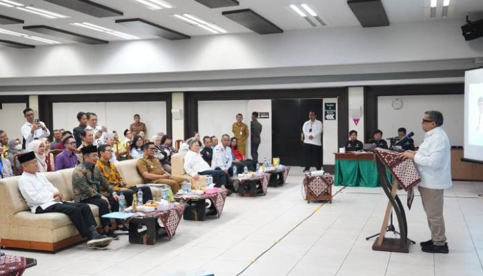 Wakil Wali Kota Tangerang Maryono bersama Kepala BPJPH Ahmad Haikal Hasan menyerahkan secara simbolis sertifikat halal kepada pelaku UMKM binaan PT Gajah Tunggal Tbk di Gedung Griya Ganesha, Jatiuwung, Kota Tangerang.