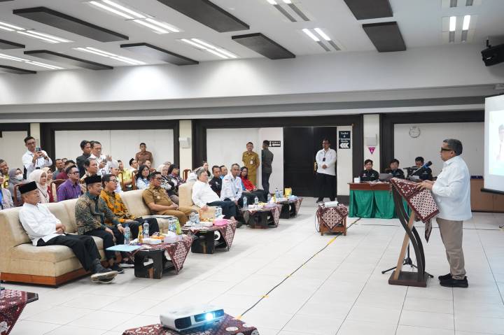 Wakil Wali Kota Tangerang Maryono bersama Kepala BPJPH Ahmad Haikal Hasan menyerahkan secara simbolis sertifikat halal kepada pelaku UMKM binaan PT Gajah Tunggal Tbk di Gedung Griya Ganesha, Jatiuwung, Kota Tangerang.