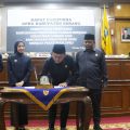Bupati Serang Ratu Rachmatuzakiyah bersama pimpinan DPRD Kabupaten Serang saat menghadiri rapat paripurna penetapan perubahan Perda Pajak Daerah dan Retribusi Daerah di Gedung DPRD Kabupaten Serang, Rabu, 10 Juni 2026