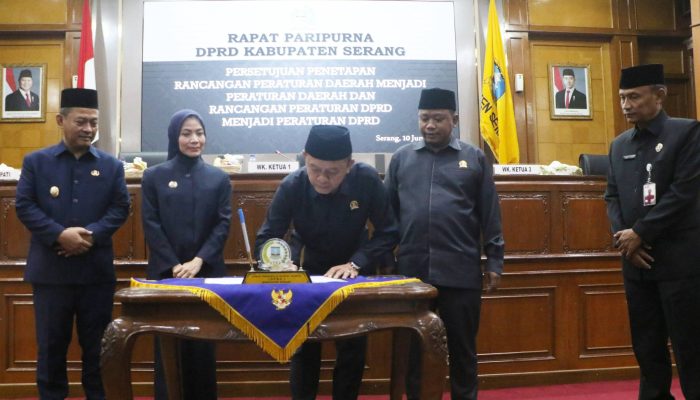 Bupati Serang Ratu Rachmatuzakiyah bersama pimpinan DPRD Kabupaten Serang saat menghadiri rapat paripurna penetapan perubahan Perda Pajak Daerah dan Retribusi Daerah di Gedung DPRD Kabupaten Serang, Rabu, 10 Juni 2026