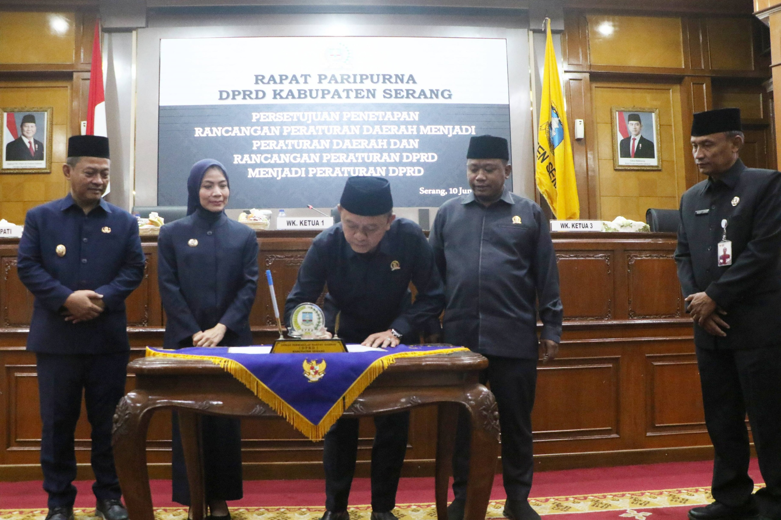 Bupati Serang Ratu Rachmatuzakiyah bersama pimpinan DPRD Kabupaten Serang saat menghadiri rapat paripurna penetapan perubahan Perda Pajak Daerah dan Retribusi Daerah di Gedung DPRD Kabupaten Serang, Rabu, 10 Juni 2026