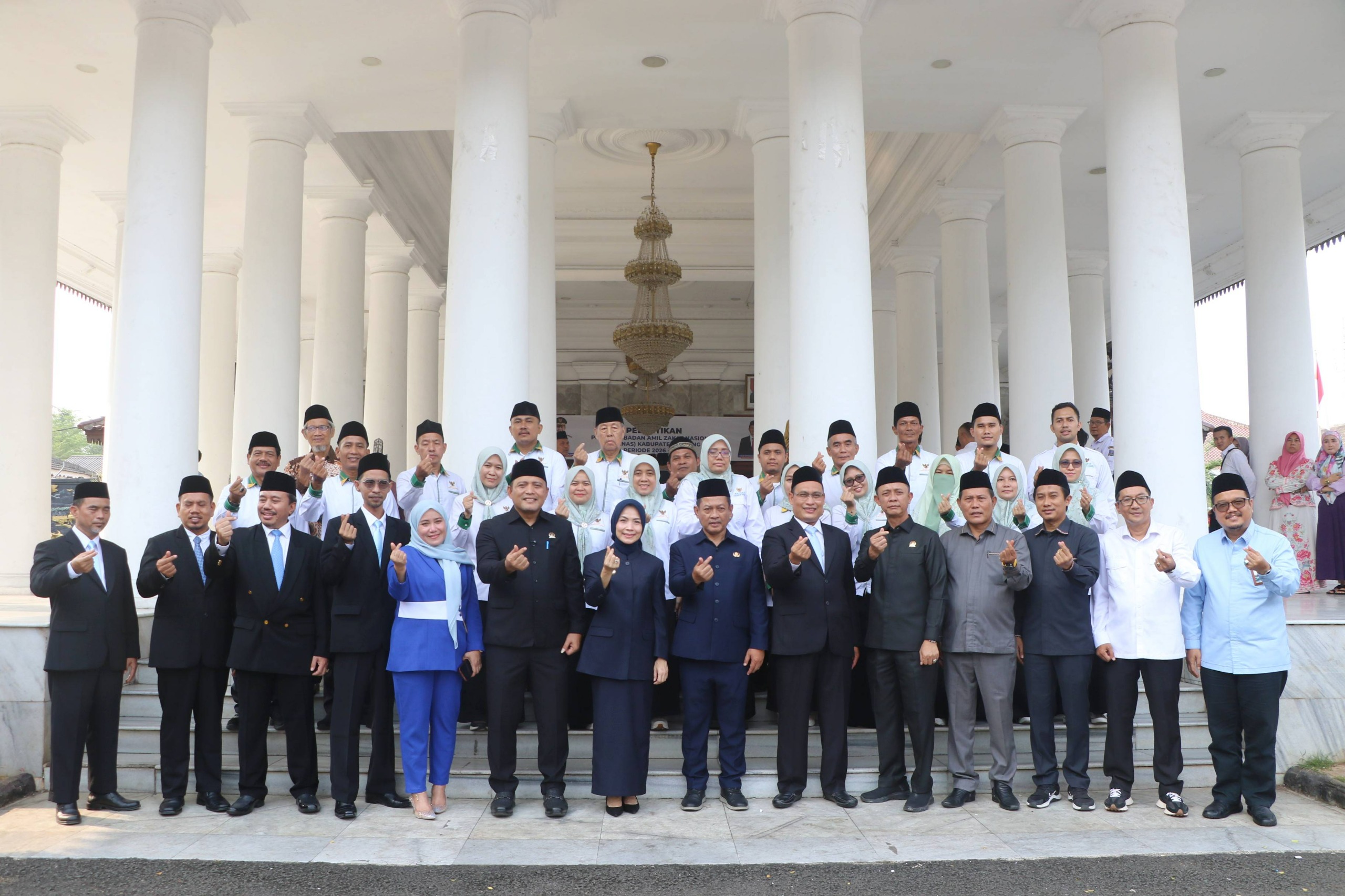 Bupati Serang Ratu Rachmatuzakiyah melantik jajaran pimpinan Baznas Kabupaten Serang periode 2026–2031 di Pendopo Bupati Serang. Dalam kesempatan itu, Bupati menargetkan penghimpunan ZIS meningkat menjadi Rp28 miliar melalui berbagai inovasi dan kolaborasi.