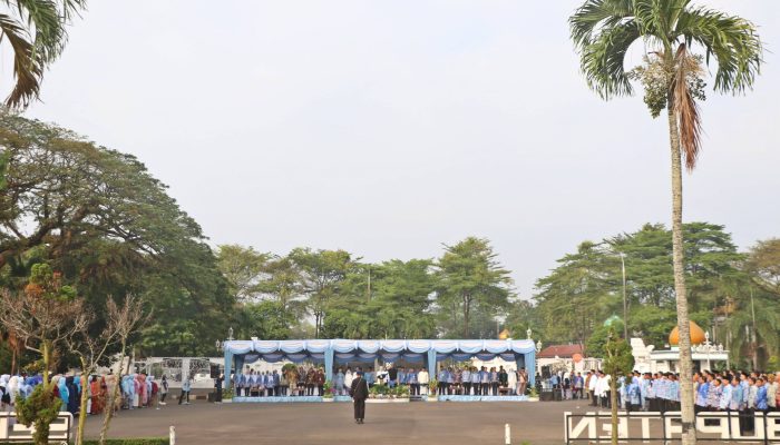Bupati Serang Ratu Rachmatuzakiyah memimpin Upacara Hari Keluarga Nasional (Harganas) ke-33 Tahun 2026 di Pendopo Bupati Serang, Senin (29/6/2026), sekaligus mengajak para ayah aktif mendampingi tumbuh kembang anak.