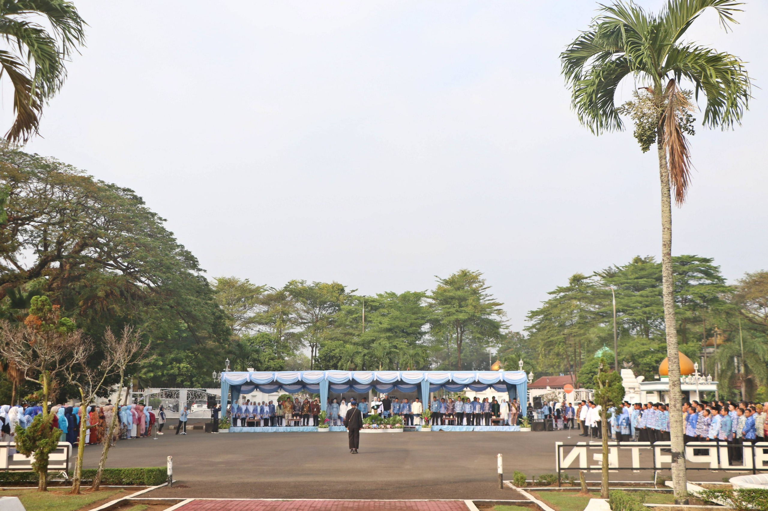 Bupati Serang Ratu Rachmatuzakiyah memimpin Upacara Hari Keluarga Nasional (Harganas) ke-33 Tahun 2026 di Pendopo Bupati Serang, Senin (29/6/2026), sekaligus mengajak para ayah aktif mendampingi tumbuh kembang anak.
