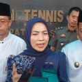 Bupati Serang Ratu Rachmatuzakiyah menyerahkan santunan kepada anak yatim dan kaum duafa dalam kegiatan yang digelar Baznas Kabupaten Serang, Senin, 29 Juni 2026