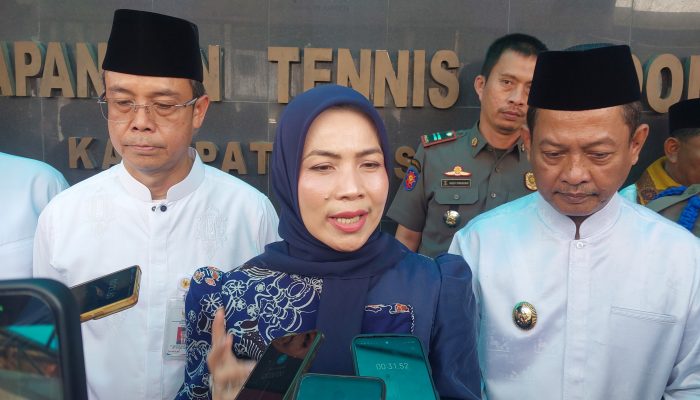 Bupati Serang Ratu Rachmatuzakiyah menyerahkan santunan kepada anak yatim dan kaum duafa dalam kegiatan yang digelar Baznas Kabupaten Serang, Senin, 29 Juni 2026