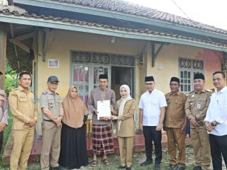 Bupati Serang Antar Langsung Sertipikat ke Rumah Warga, Ratu Zakiyah Pastikan Program PTSL Gratis dan Bebas Pungli